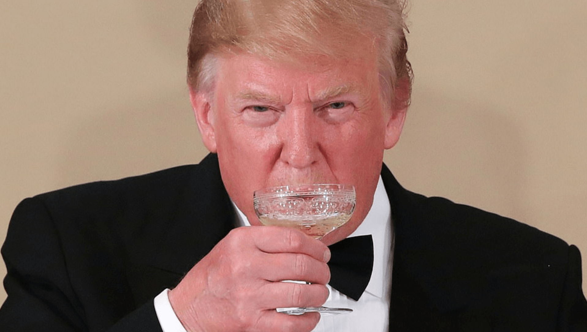 Почему трамп лучше. Трамп с шампанским. Трамп и выпивка. Трамп пьет.
